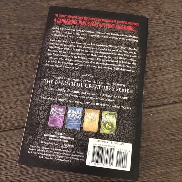 Dangerous Creatures by: Kami Garcia & Margaret Stahl paperback book - Picture 4 of 5